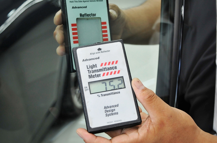 BMWミニ　クラブマン　運転席・助手席の可視光線透過率測定